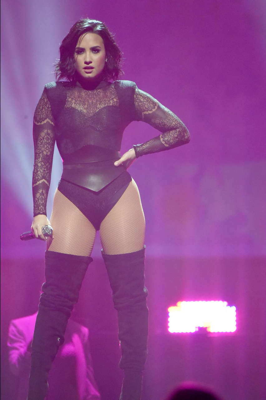 Demi Lovato Pperforms Kfc Yum Center Louisville