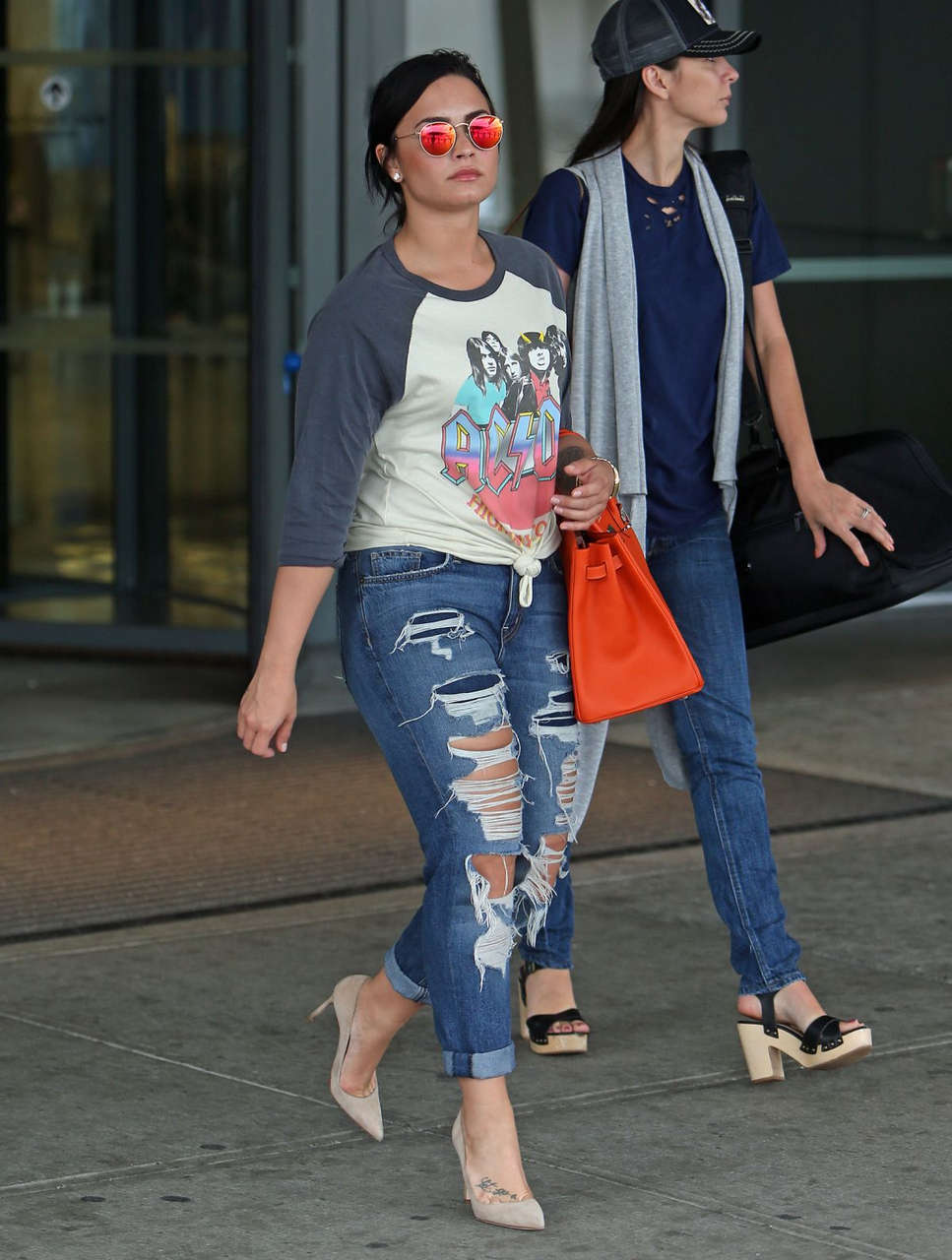 Demi Lovato Ripped Jeans Jfk Airport New York