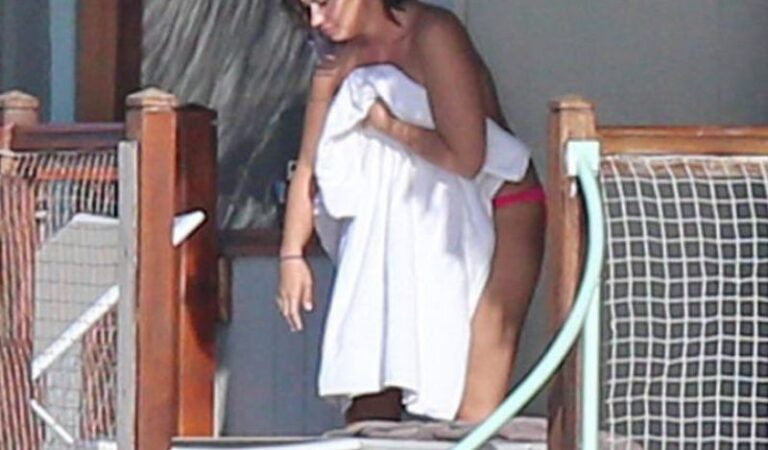 Demi Lovato Vacation Bora Bora (7 photos)