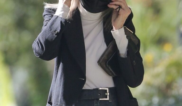 Diane Keaton Out For Walk West Hollywood (7 photos)