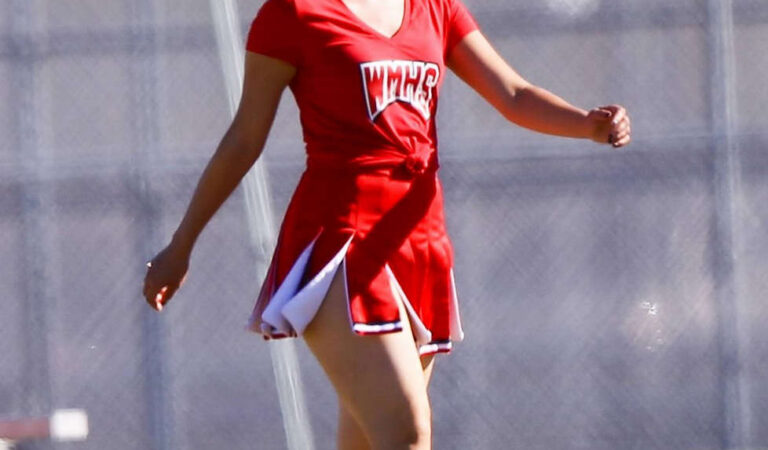 Dianna Agron Set Glee Season (31 photos)