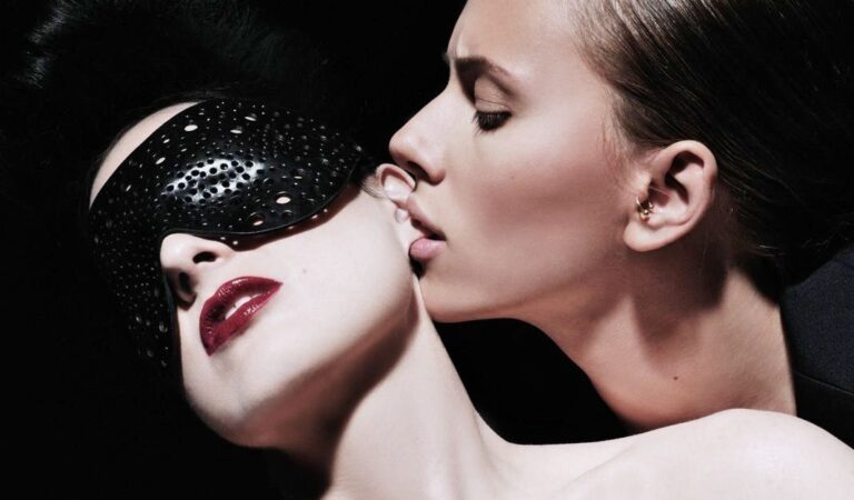 Dita Von Teese And Scarlett Johansson Hot (1 photo)