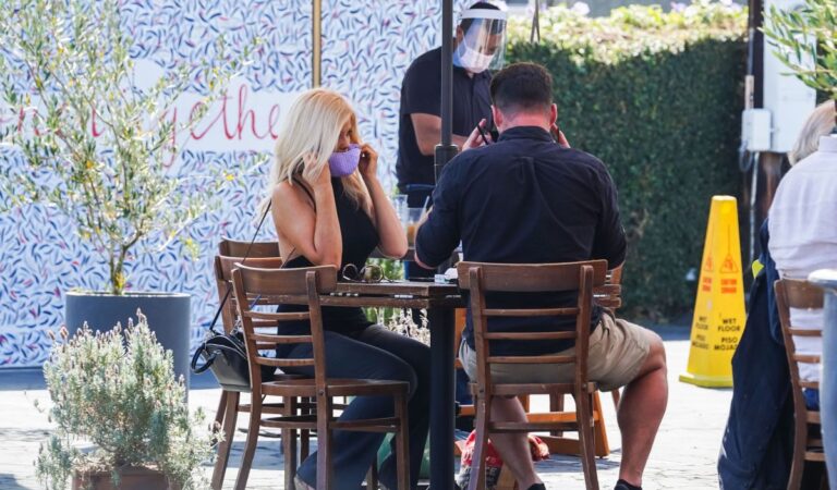 Donna D Errico Out For Lunch Mauro Cafe West Hollywood (10 photos)