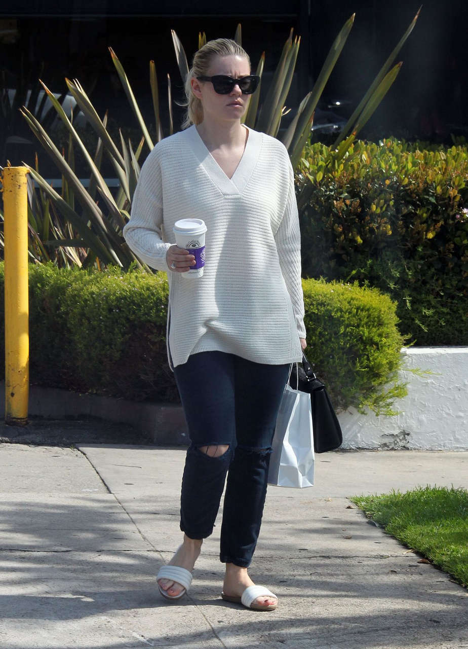 Elisha Cuthbert Out About Hollywood