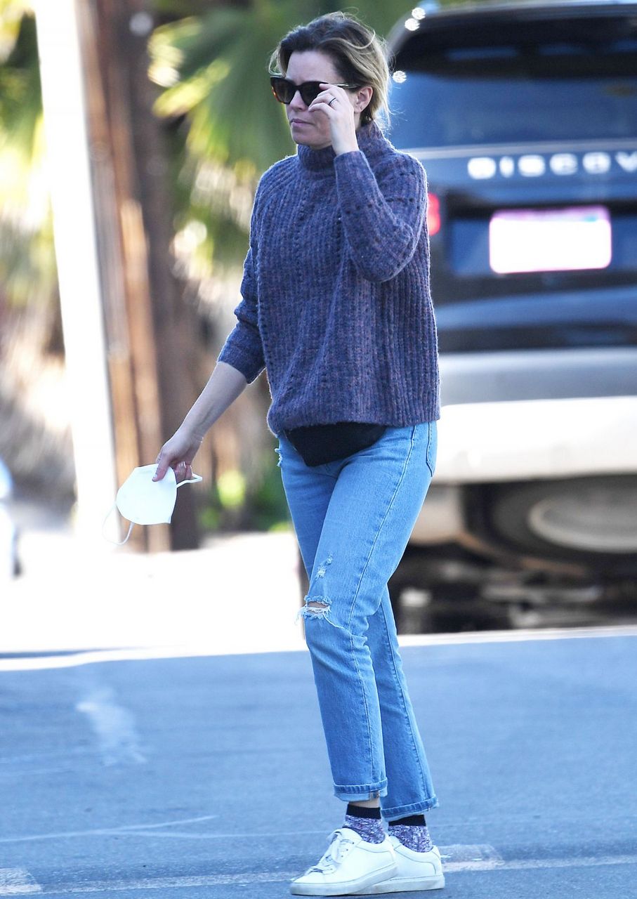 Elizabeth Banks Out Shopping Los Angeles