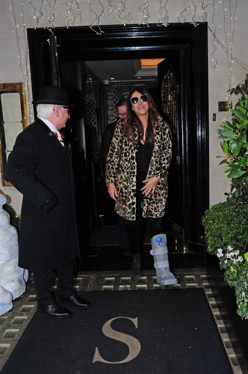 Elizabeth Hurley Leaves Scott S Restaurant London