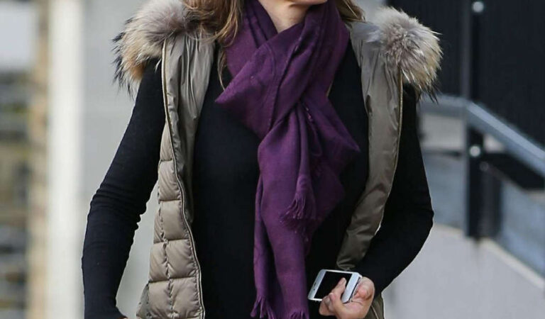 Elizabeth Hurley Out About London (17 photos)