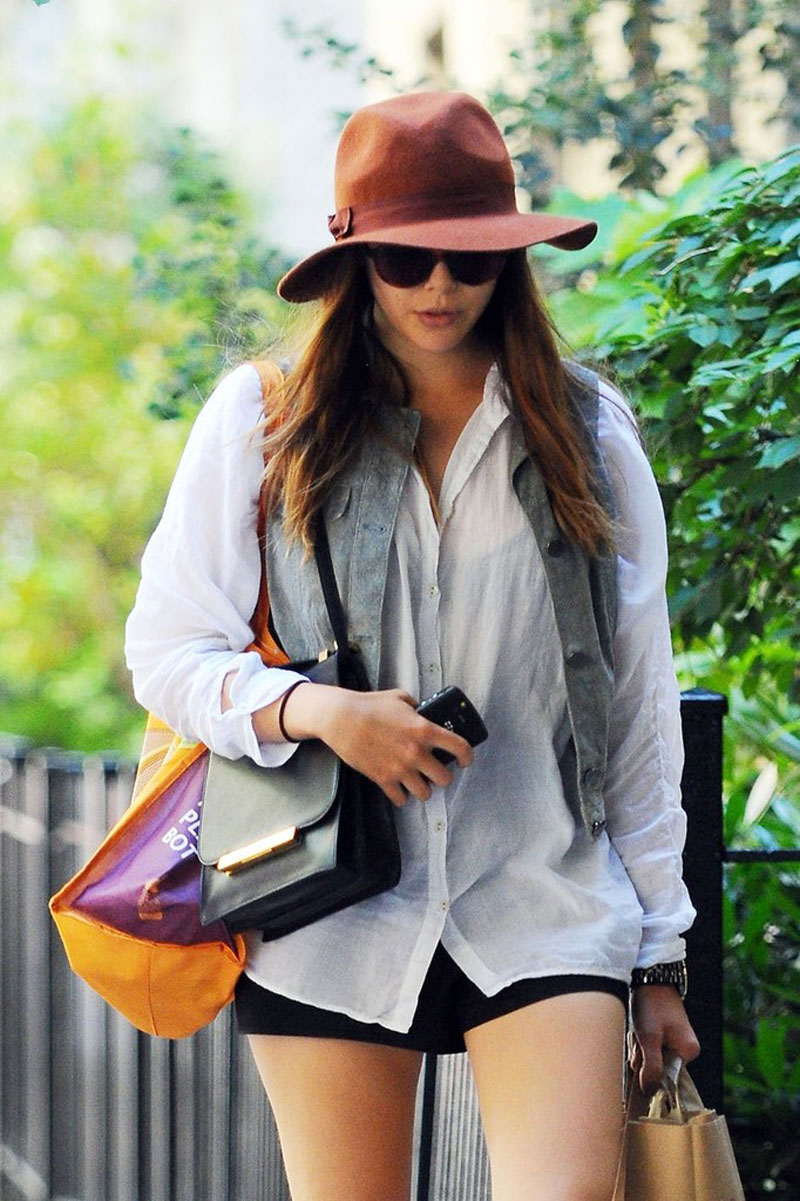 Elizabeth Olsen Heading To Her Home With Some Groceries