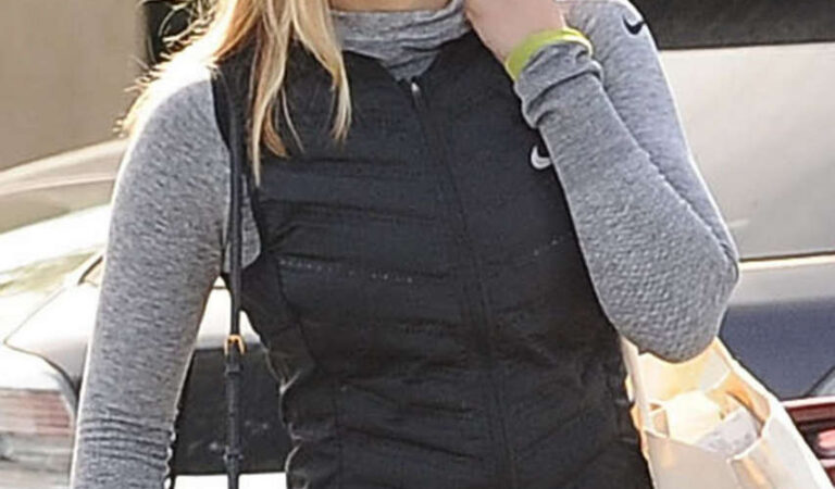 Elizabeth Olsen Leaves Gelsons Market Los Angeles (12 photos)