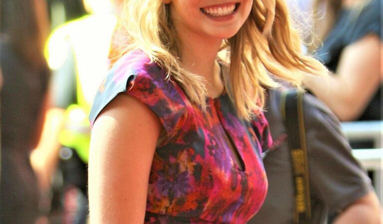 Elizabeth Olsens Infectious Smile Hot (1 photo)