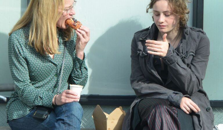 Elizabeth Shue And Stella Street Guggenheim Out For Coffee Venice (10 photos)