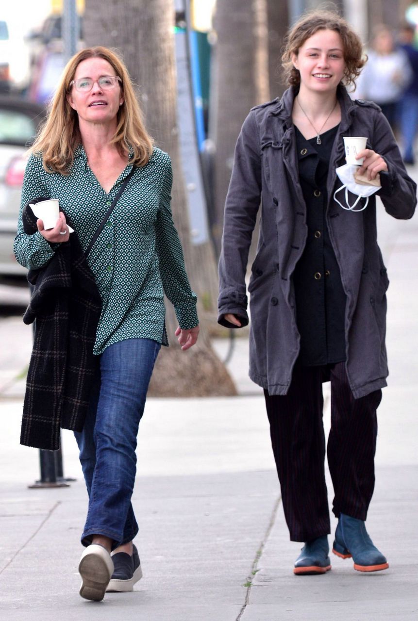 Elizabeth Shue And Stella Street Guggenheim Out For Coffee Venice