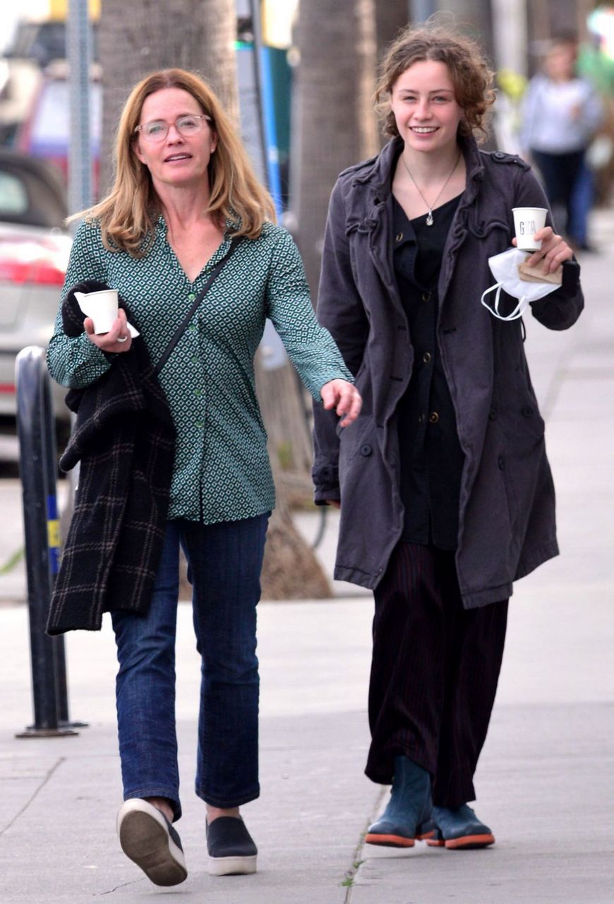 Elizabeth Shue And Stella Street Guggenheim Out For Coffee Venice