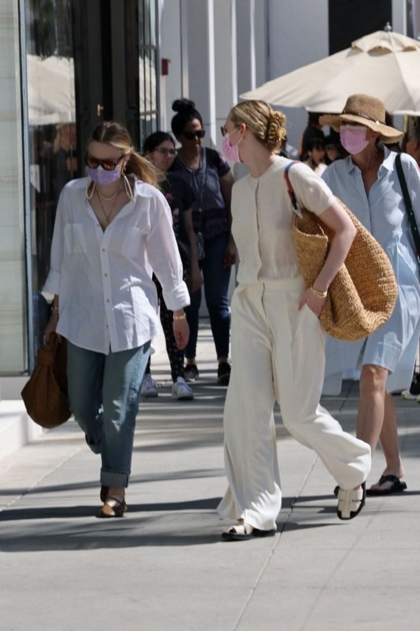 Elle And Dakota Fanning Out Shopping On Rodeo Dr Beverly Hills