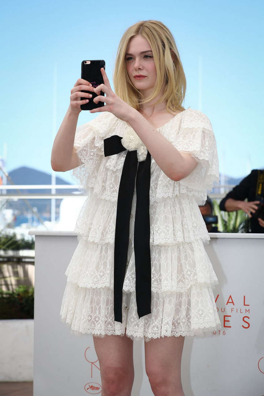Elle Fanning Neon Demon Photocall 2016 Cannes Film Festival