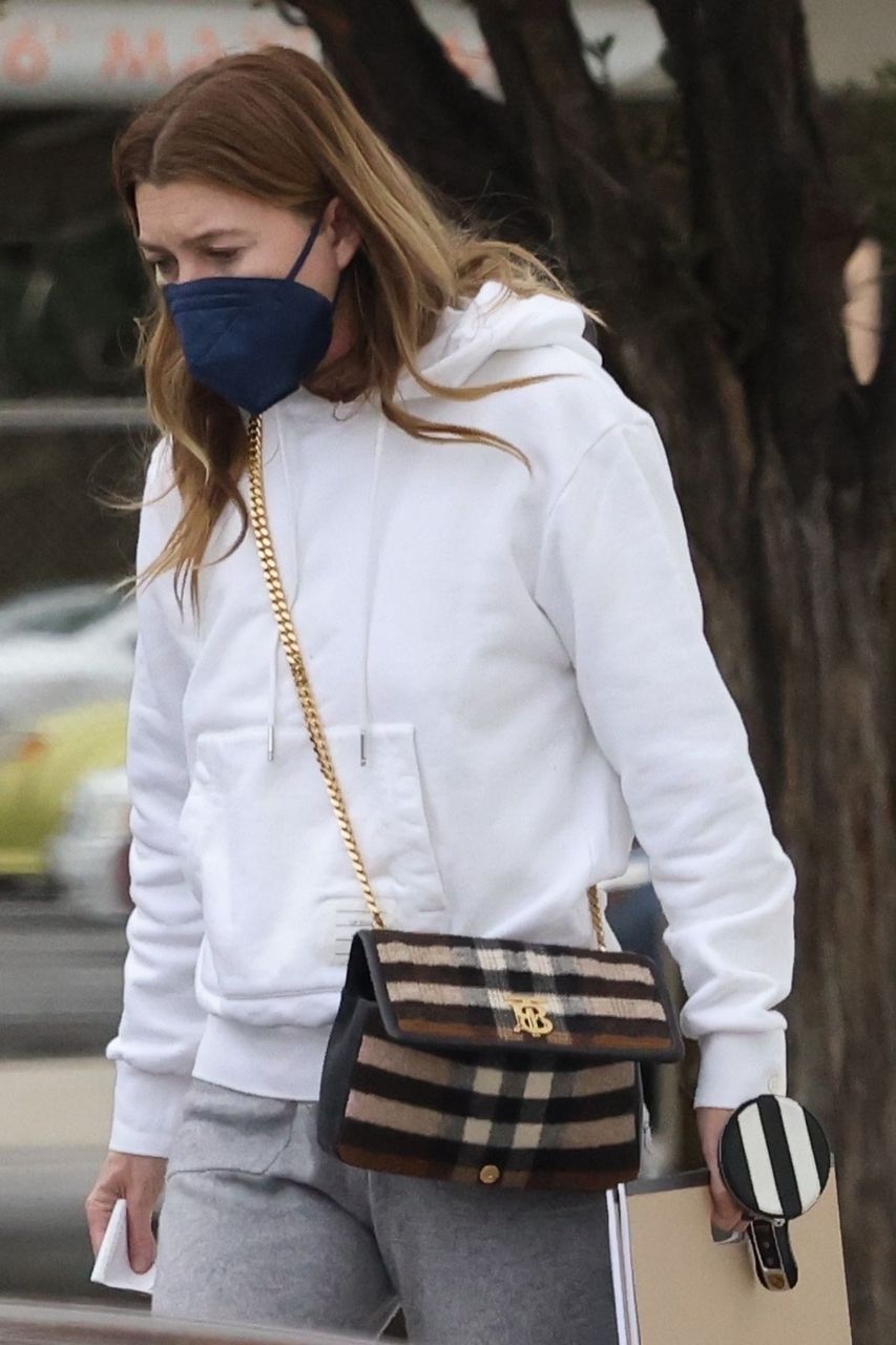 Ellen Pompeo Out Shopping For Grocery Los Angeles