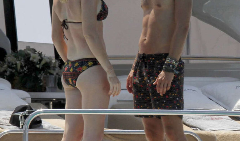 Ellie Goulding Bikini Her Boyfriend Dougie Poynter Yacht Ibiza (28 photos)