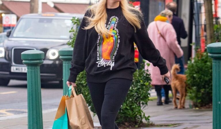 Ellie Goulding Out Shopping London (4 photos)