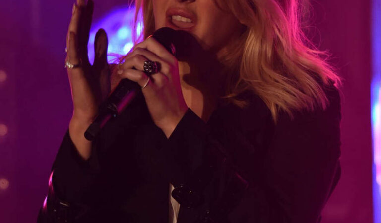 Ellie Goulding Performs Key 103 Gig Manchester (6 photos)