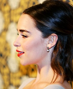 Emilia Clarke At The Hbos Official Golden Globes