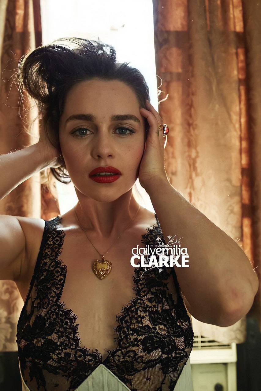 Emilia Clarke Hot