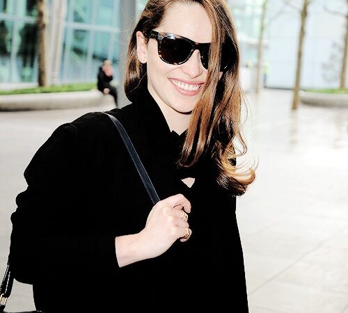 Emilia Clarke Is Seen Arriving At Heathrow Airport (2 photos)
