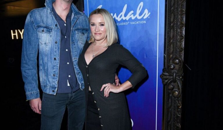 Emily Oslemnt Sandals Resort Hosts Private Event Hyde Lounge Los Angeles (3 photos)