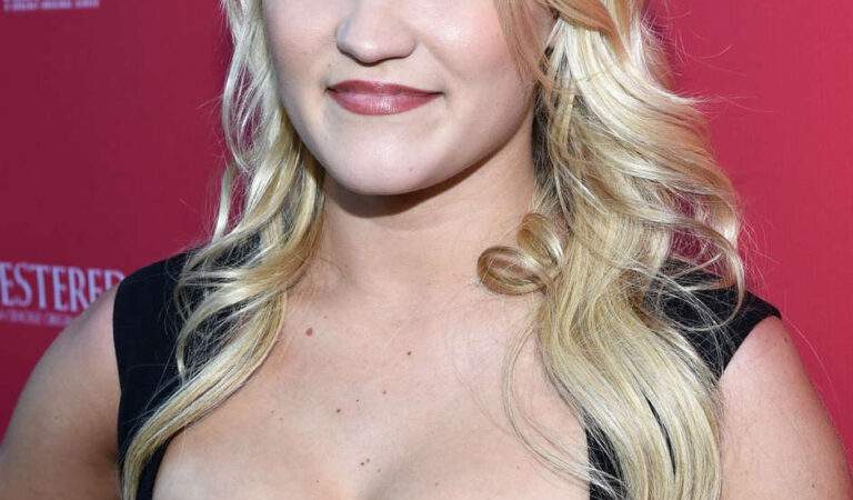 Emily Osment Sequestered Cleaners Premieres West Hollywood (12 photos)