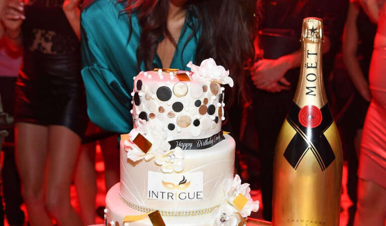 Emily Ratajkowski Celebrates Her Birthday Intrique Las Vegas (19 photos)