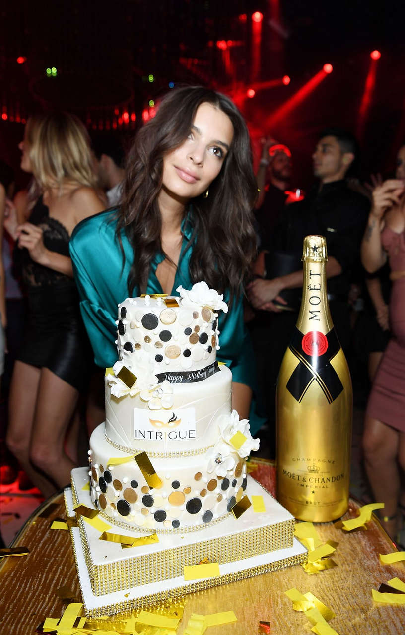 Emily Ratajkowski Celebrates Her Birthday Intrique Las Vegas
