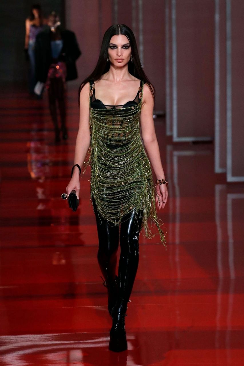 Emily Ratajkowski Versace Fashion Show Mfw Milan