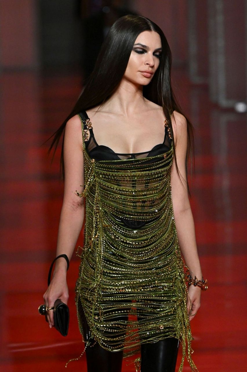 Emily Ratajkowski Versace Fashion Show Mfw Milan