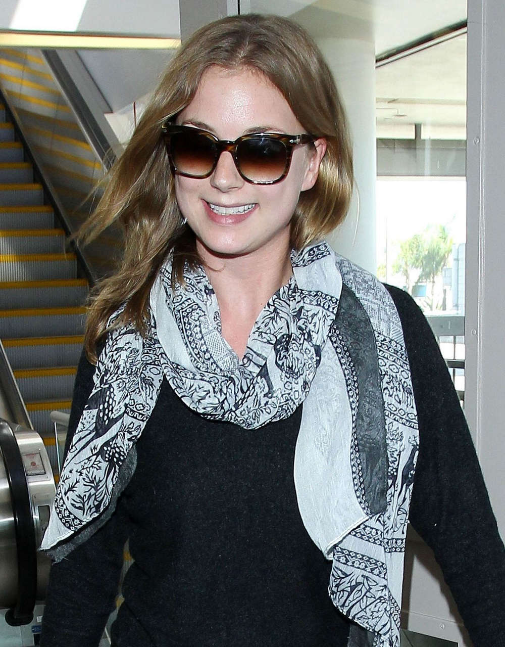 Emily Vancamp Arrives Lax Airport Los Angeles