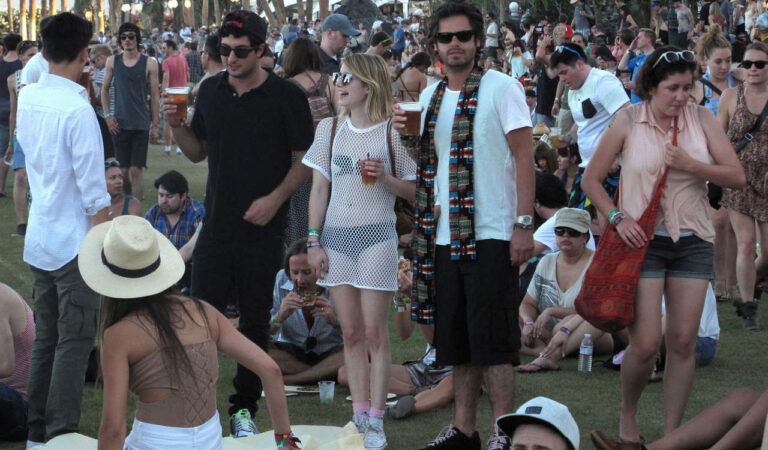 Emma Roberts 2012 Coachella Valley Music Arts Festiva Indio (5 photos)