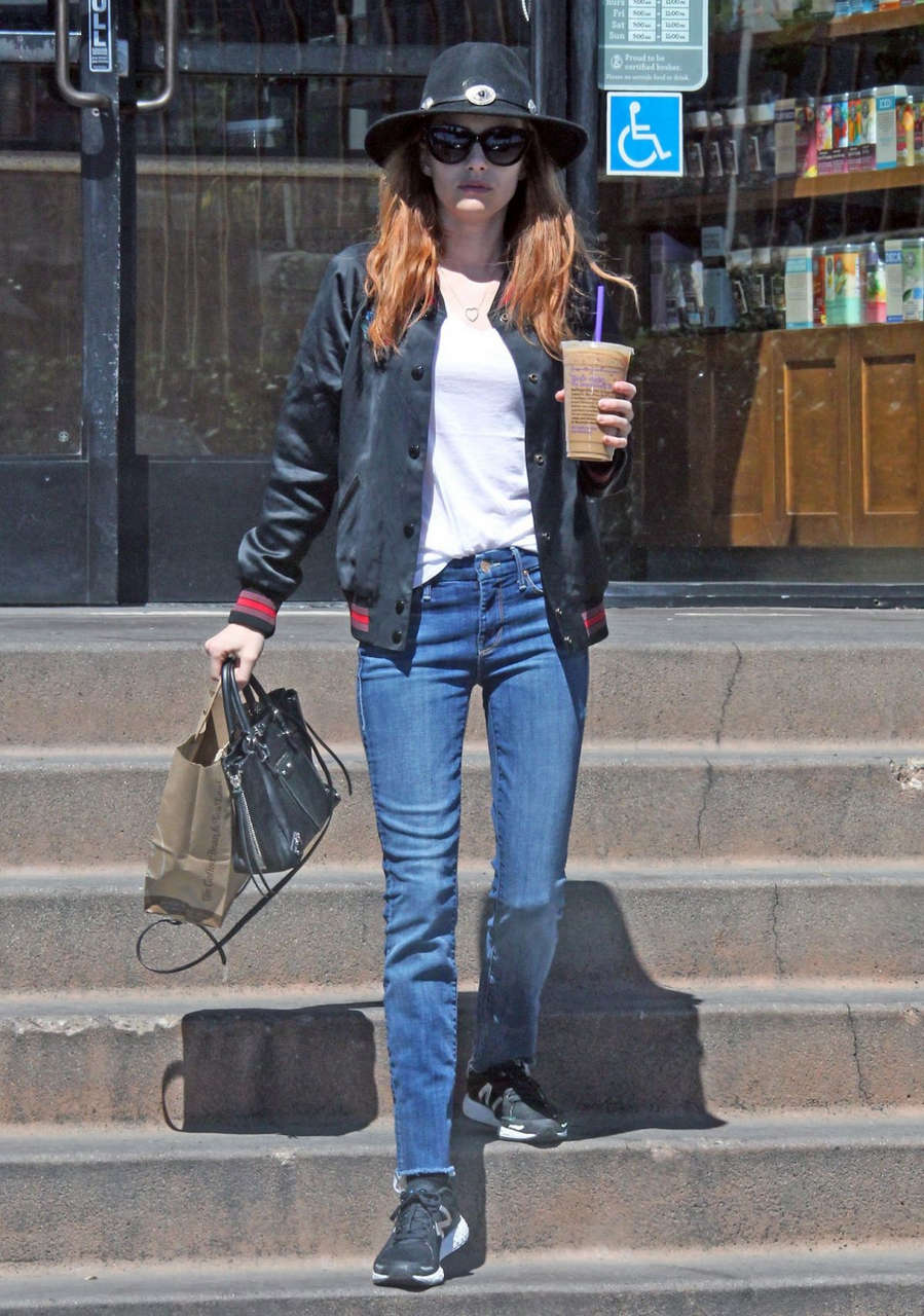 Emma Roberts Leaves Coffee Bean Tea Leaf Los Angeles