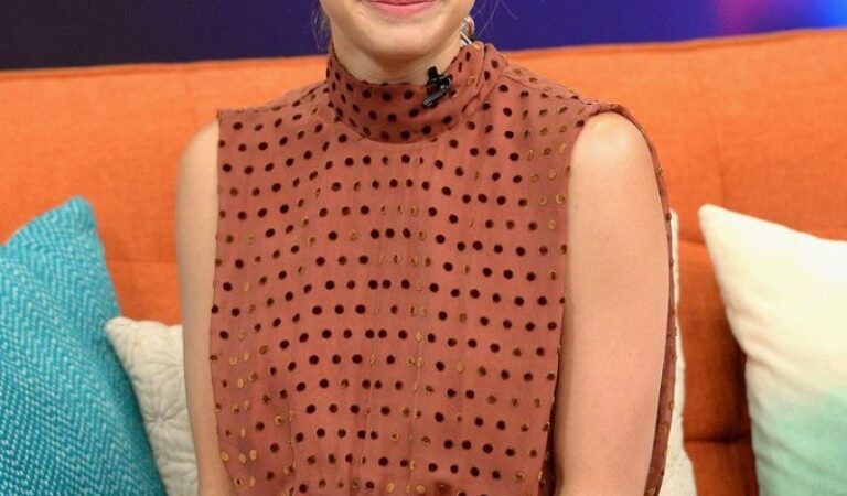 Emma Roberts Set Of Despierta Am Rica Miami (13 photos)