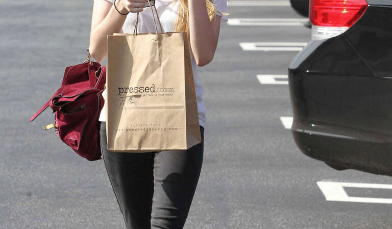 Emma Roberts Shopping (8 photos)