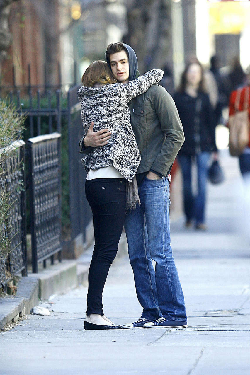Emma Stone Andrew Garfield Sharing Kiss New York