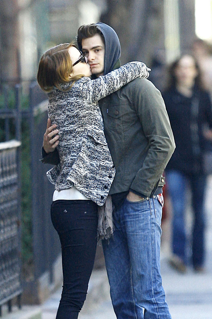 Emma Stone Andrew Garfield Sharing Kiss New York