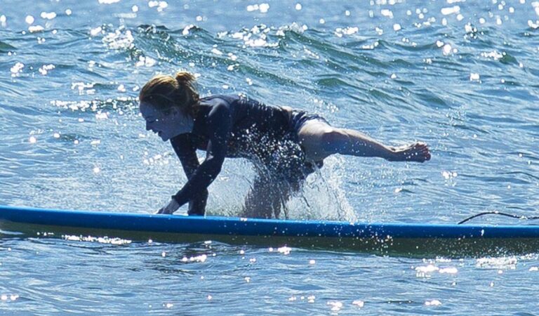 Emma Stone Surfing Hawaii (17 photos)