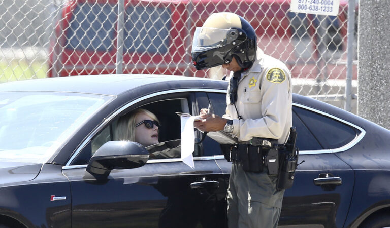 Emma Stone Tries To Get Out Ticket Los Angeles (3 photos)