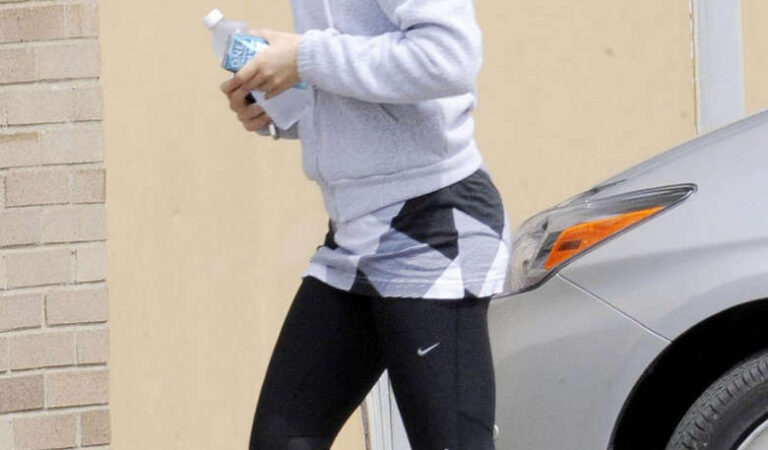 Emma Watson Arriving Gym Pittsburgh (10 photos)