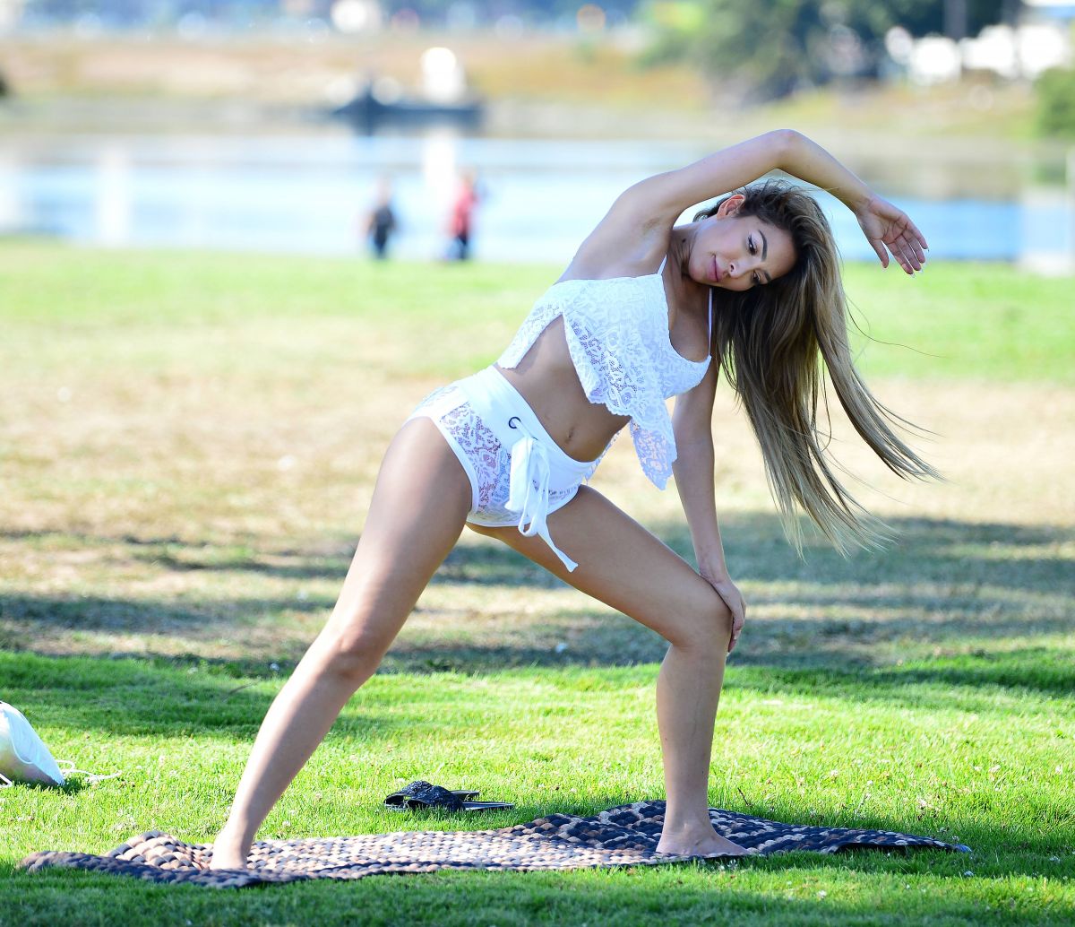 Farrah Abraham Doing Yoga Park Santa Monica