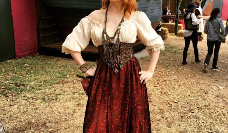 Felicia Day At A Ren Faire From Her Twitter (1 photo)