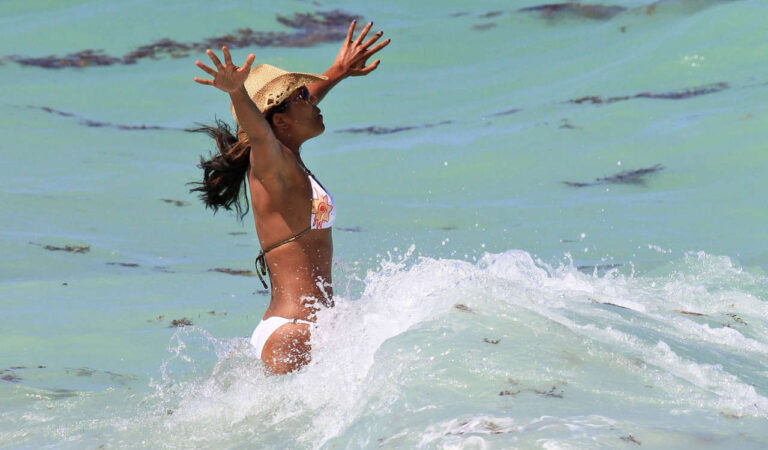 Gabrielle Union Bikini Beach Miami (15 photos)