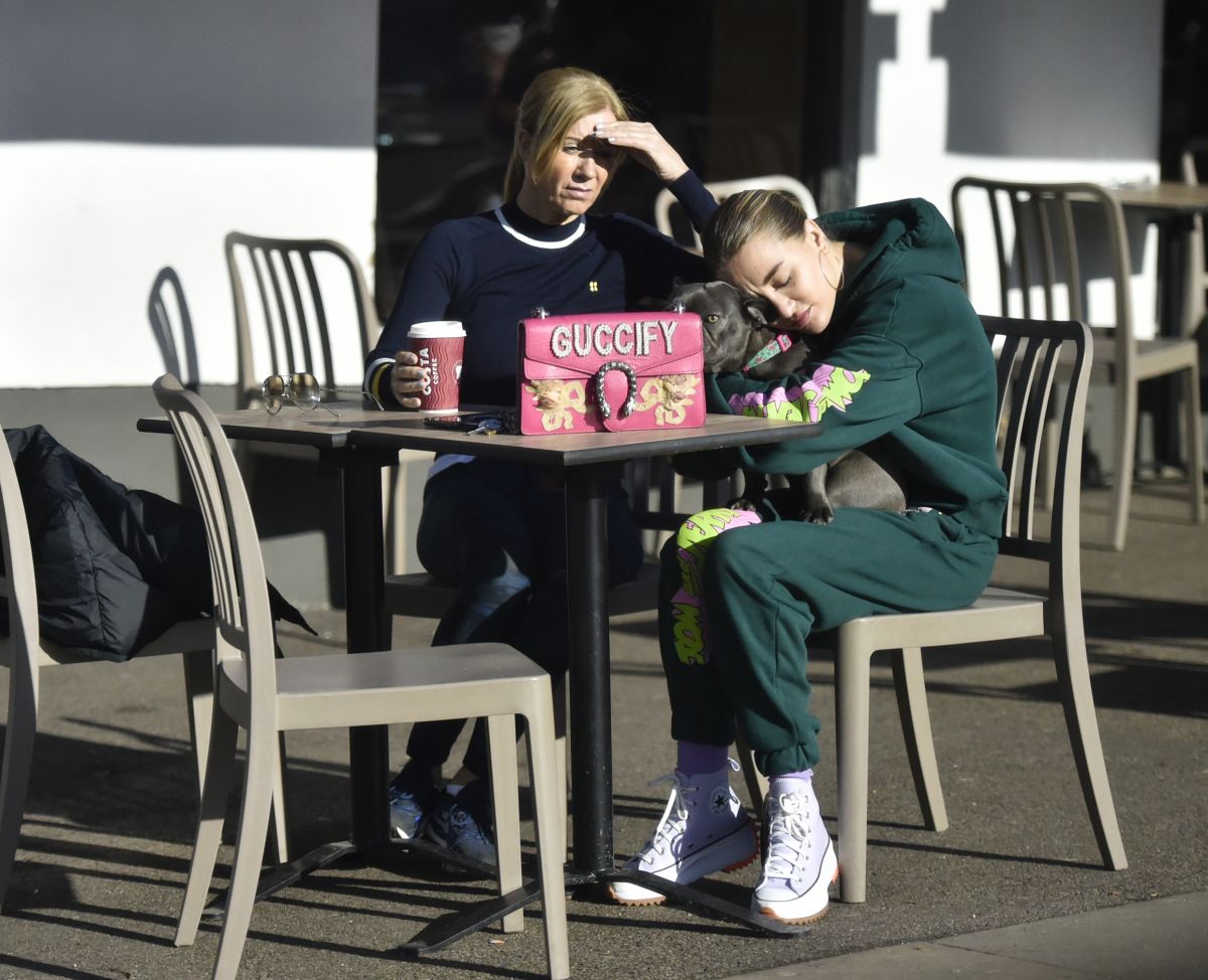 Georgia Harrison Out For Coffee With Her Mother London