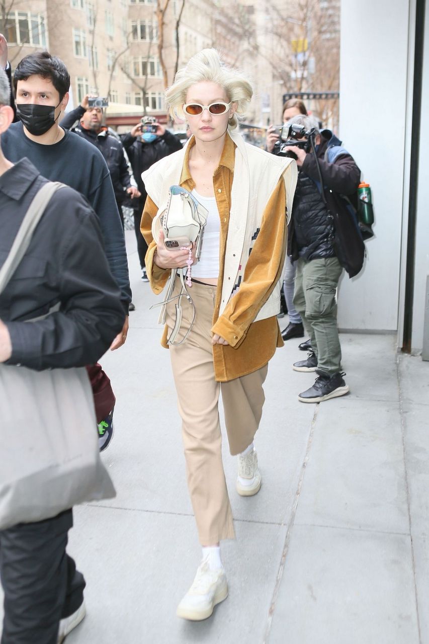 Gigi Hadid Arrives Ralph Lauren Fashion Show Museum Of Modern Art New York