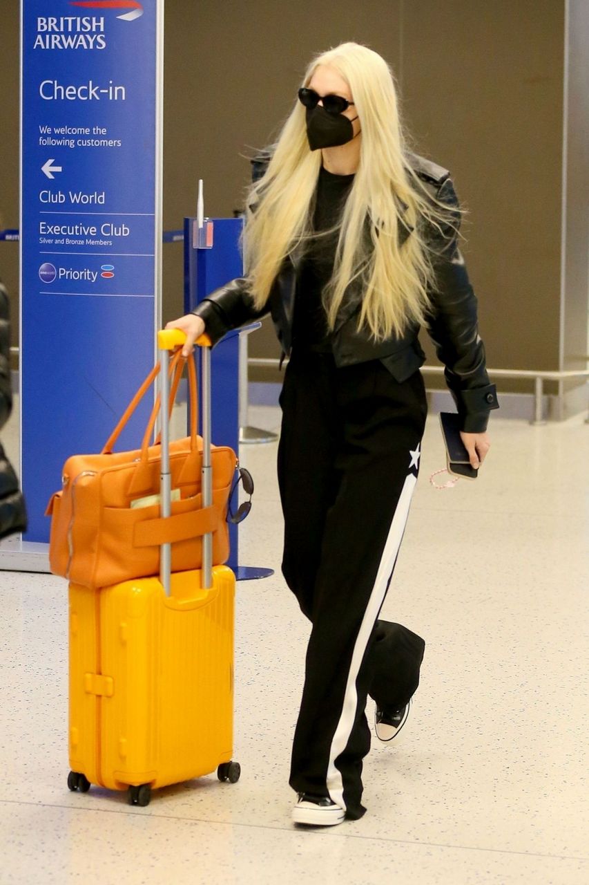 Gigi Hadid Jfk Airport New York