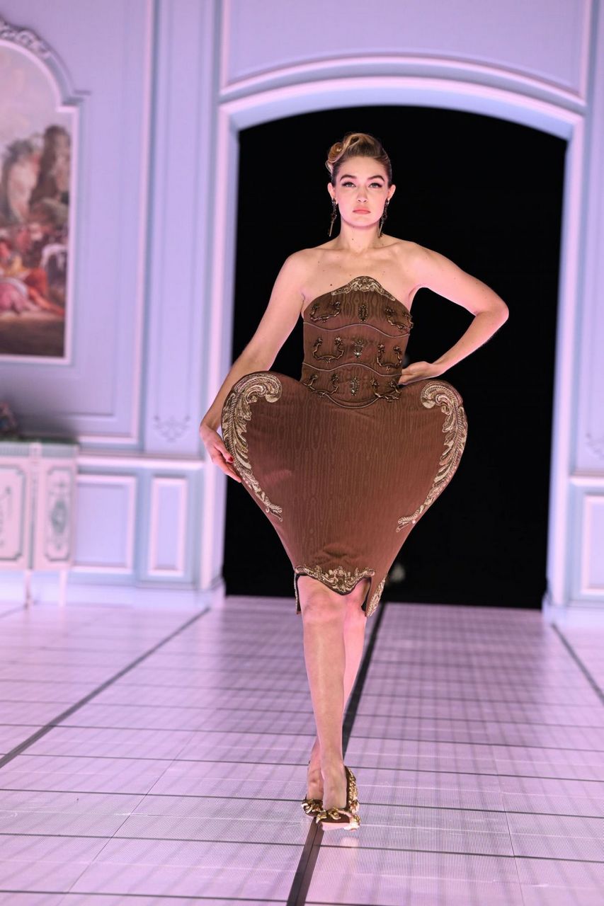 Gigi Hadid Walks Runway Moschino Fashion Show Milan
