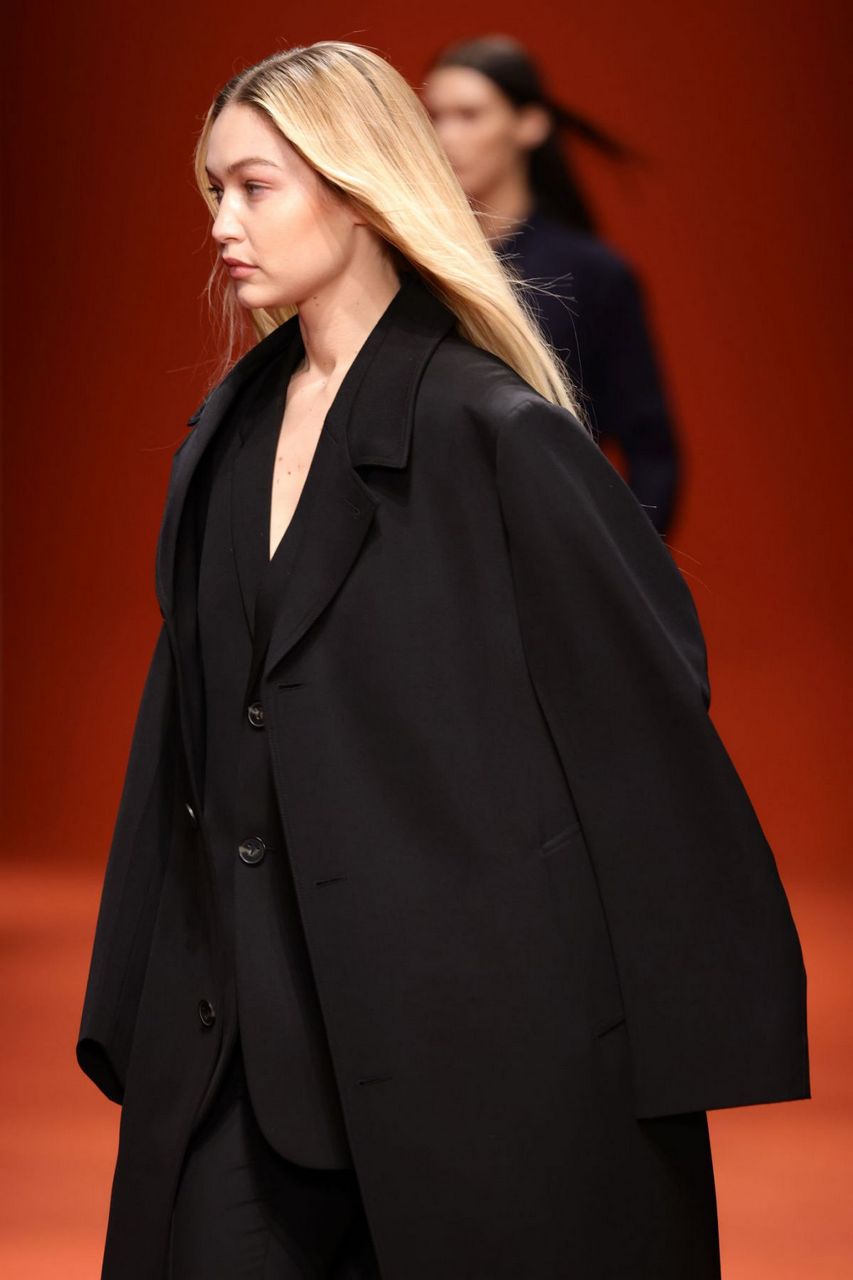 Gigi Hadid Walks Runway Tod S Fashion Show Milan